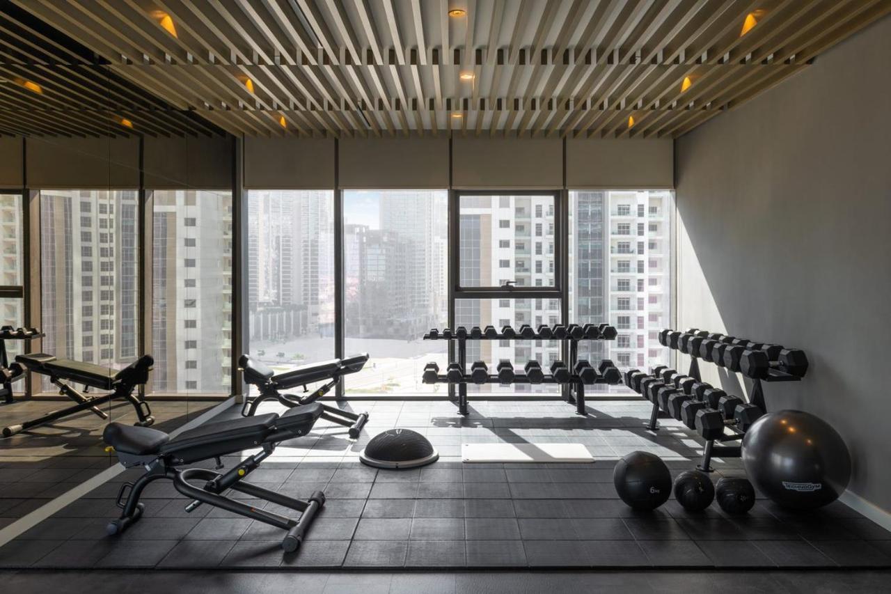 Paramount Hotel Midtown Dubai Eksteriør bilde The gym at the hotel